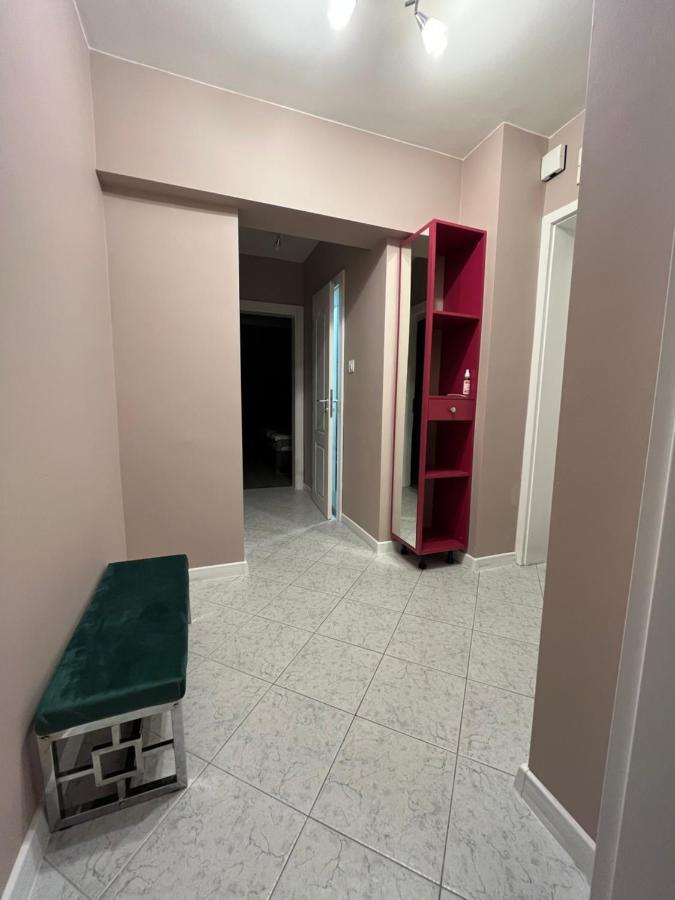 Andre Apartemen *